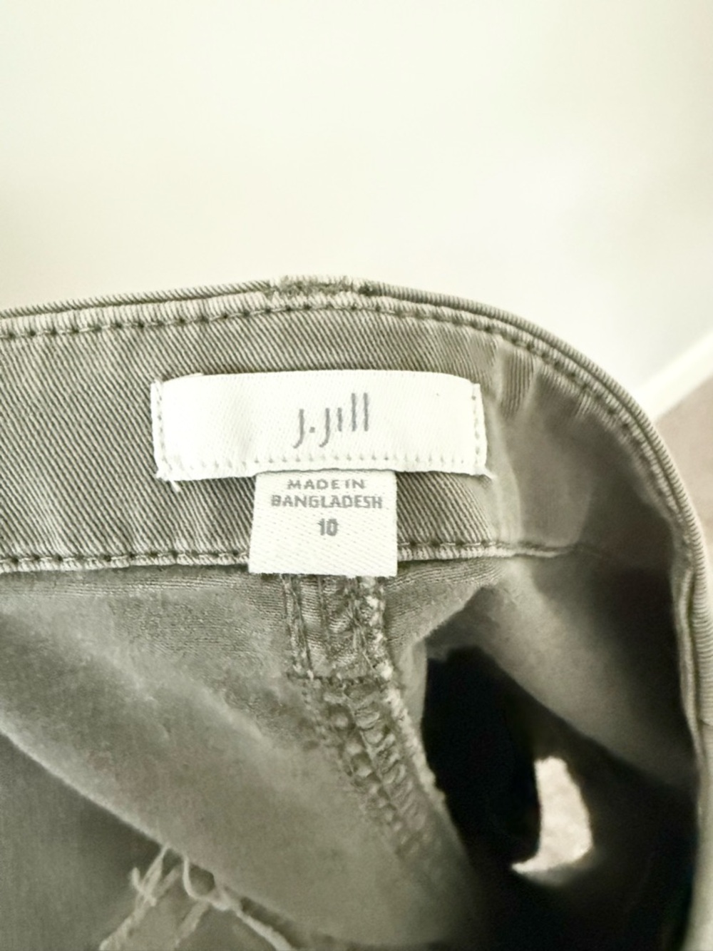 J. Jill Utility Patch Pocket Bermuda Shorts Size 10 Light Gray Cotton Blend - Picture 4 of 5